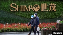 行人走過上海街頭世茂集團的標誌。（2022年1月13日）