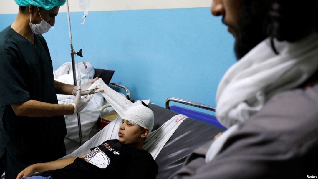 Un niño que resultó herido después de que un atacante suicida detonara explosivos cerca de la entrada de la embajada rusa, recibe tratamiento dentro de un hospital en Kabul, Afganistán, el 5 de septiembre de 2022. REUTERS/Ali Khara