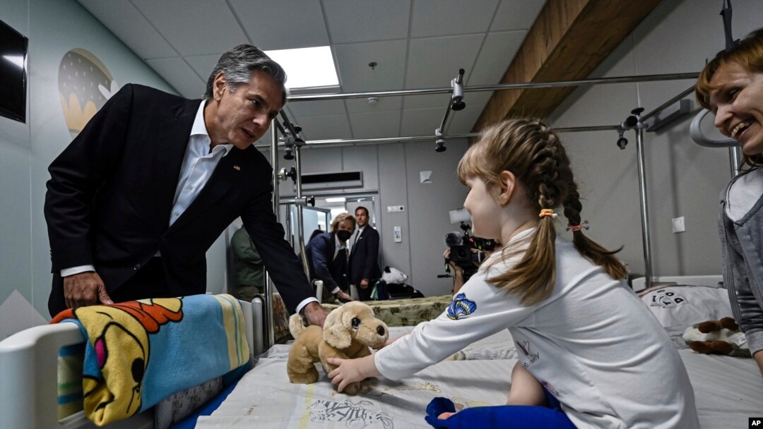El secretario de Estado de EEUU, Antony Blinken, le da un regalo a Marina, de 6 años, de la región de Kherson, durante una visita a un hospital infantil en Kiev, Ucrania, el 8 de septiembre de 2022.
