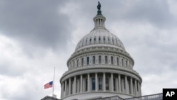 La bandera de EEUU ondea a media asta sobre el Capitolio tras la muerte de la reina Isabel II, el jueves 8 de septiembre de 2022, en Washington DC.