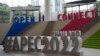 Letreros en Bangkok, Tailandia, anuncian la cumbre de la APEC el 14 de noviembre de 2022.