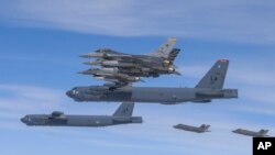 资料照片:美国B-52H轰炸机(中)、F-16战斗机和韩国空军F-35A战斗机(右下)2023年4月14日在韩国举行的联合空中演习中飞越朝鲜半岛。(美联社照片)