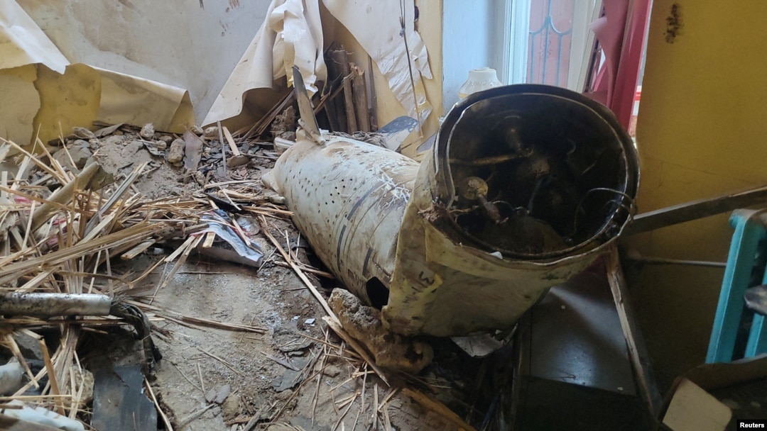 Ostaci ruske krstareće rakete leže unutar zgrade oštećene tokom ruskog napada raketama i dronovima, u Odesi, u Ukrajini, 18. jula 2023.