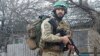 Esta fotografía de 2023 proporcionada por un soldado profesional de 32 años de Medellín, Colombia, que se hace llamar Checho, lo muestra con su equipo de combate en Donbas, al este de Ucrania.