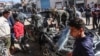 ARCHIVO - La gente revisa un automóvil en el que dos periodistas, Mustafa Thuria, un locutor de videos de la agencia de noticias AFP, y Hamza Wael Dahdouh, un periodista de la cadena de televisión Al Jazeera, fueron asesinados en la Franja de Gaza el 7 de enero de 2024.