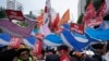 
2023年7月6日，韩国首尔，韩国工会联合会成员在反对日本政府排放福岛核电站处理过的放射性水的决定集会上与警察发生冲突。
