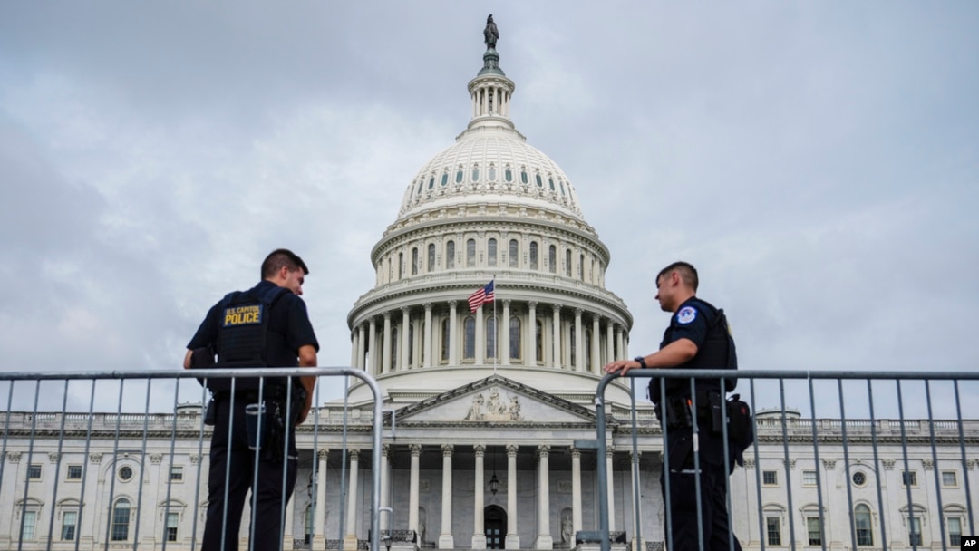 ARCHIVO - Oficiales de la Policía del Capitolio de Estados Unidos se encuentran frente al edificio sede en Washington, el 24 de julio de 2024.