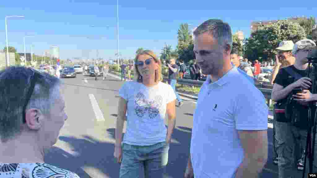 Miroslav Aleksić, funkcioner Narodne stranke - jedne od formalnih organizatora protesta "Srbija protvi nasilja - razgovara sa učesnicima protesta kod Sava centra, nakon okončanja protesne vožnje u koloni autoputem, na Novom Beogradu, 30. juna 2023. (Foto: Glas Amerike/Rade Ranković)