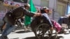 Familiares ayudan a las personas con discapacidad en su caravana.