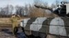 Un militar ucraniano dirige un tanque para reparaciones, en medio del ataque de Rusia a Ucrania, en el norte de Ucrania el 8 de febrero de 2024. REUTERS/Gleb Garanich
​