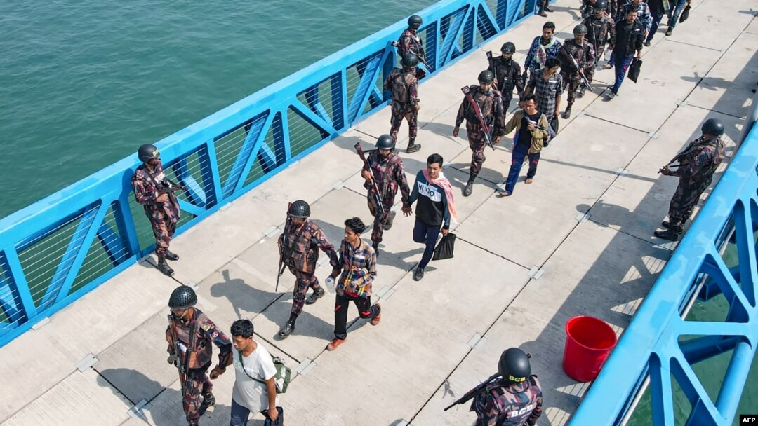 ဘင်္ဂလားဒေ့ရှ် ထွက်ပြေးသွားတဲ့ မြန်မာတပ်ဖွဲ့ဝင်များကို ပြန်ပို့နေစဉ်