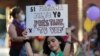 Una mujer sostiene un cartel que dice "Si no estoy mañana, préstame tu voz" durante una marcha en el Día Internacional de la Eliminación de la Violencia contra la Mujer, en Santa Cruz, Bolivia, el 25 de noviembre de 2021