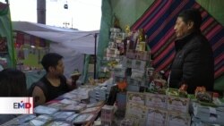 Bolivianos se aferran a la fe y a las miniatura con la esperanza de cumplir sus sueños