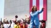 La vicepresidente de EEUU, Kamala Harris, saluda a una plaza de Accra, la capital de Ghana, donde pronunció un discurso ante jóvenes ghaneses el 28 de marzo de 2023.