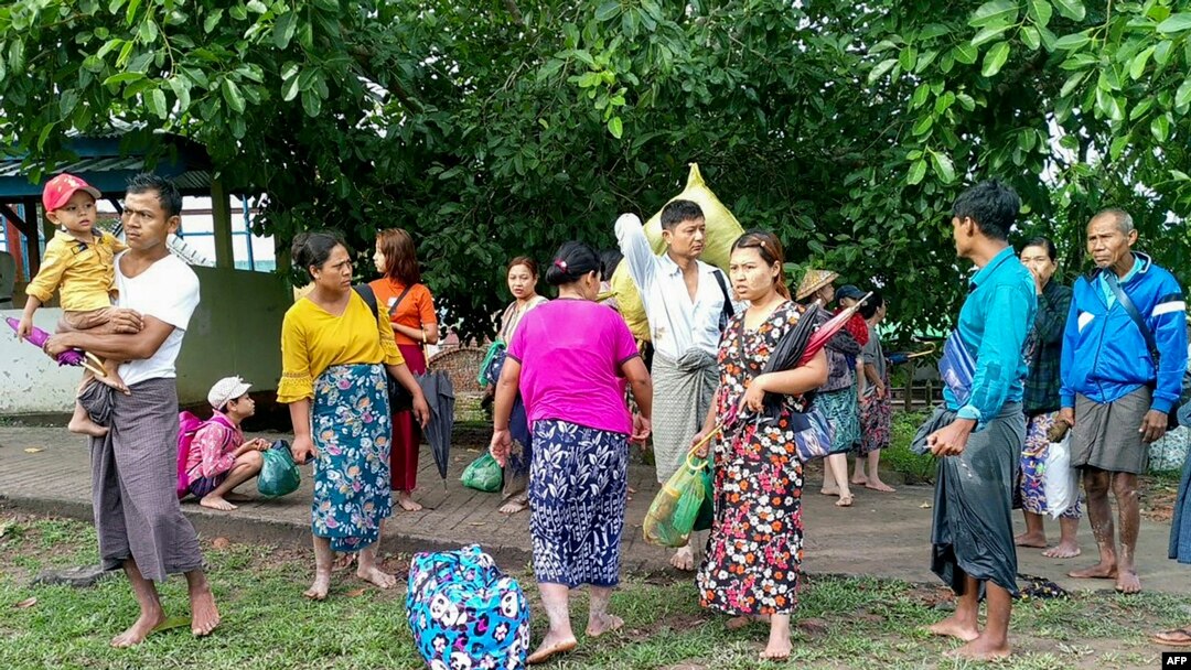 ရခိုင်ပြည်နယ် ပေါက်တောမြို့နယ်အတွင်း မြန်မာစစ်ကောင်စီနဲ့ ရခိုင်လက်နက်ကိုင် AA အဖွဲ့ကြားတိုက်ပွဲတွေကြောင့် နေရပ်စွန့်ခွာထွက်ပြေးကြရသူများ (နိုဝင်ဘာ ၁၉၊ ၂၀၂၃)