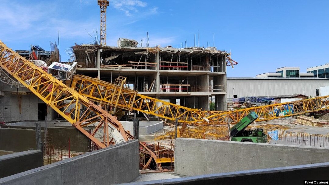 Ostaci krana koji se srušio na gradilištu kod Erport Sitija (Foto: FoNet)