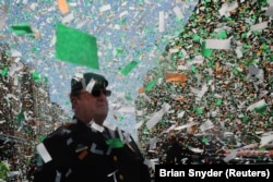 ARCHIVO - Confetti cae alrededor un hombre al comienzo del Desfile anual del Día de San Patricio en Boston, el 19 de marzo de 2023.