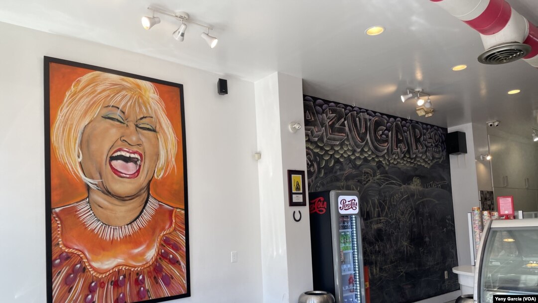 Una pintura de Celia Cruz adorna la famosa heladería Azúcar, bautizada en referencia a la frase célebre de la cantante, en la Pequeña Habana, Miami, el 14 de febrero de 2023.