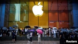 人們在上海蘋果專賣店外排隊購買蘋果公司在中國開售的最新蘋果手機iPhone 15。 (2023年9月22日)