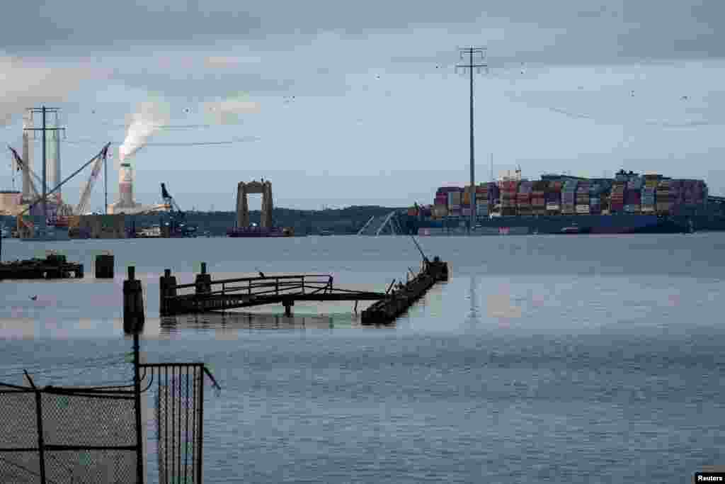 El buque de carga 'Dali' en medio del traslado desde el puente Francis Scott Key hasta la terminal marina Seagirt en el puerto de Baltimore, Maryland, EEUU, 20 de mayo de 2024. 