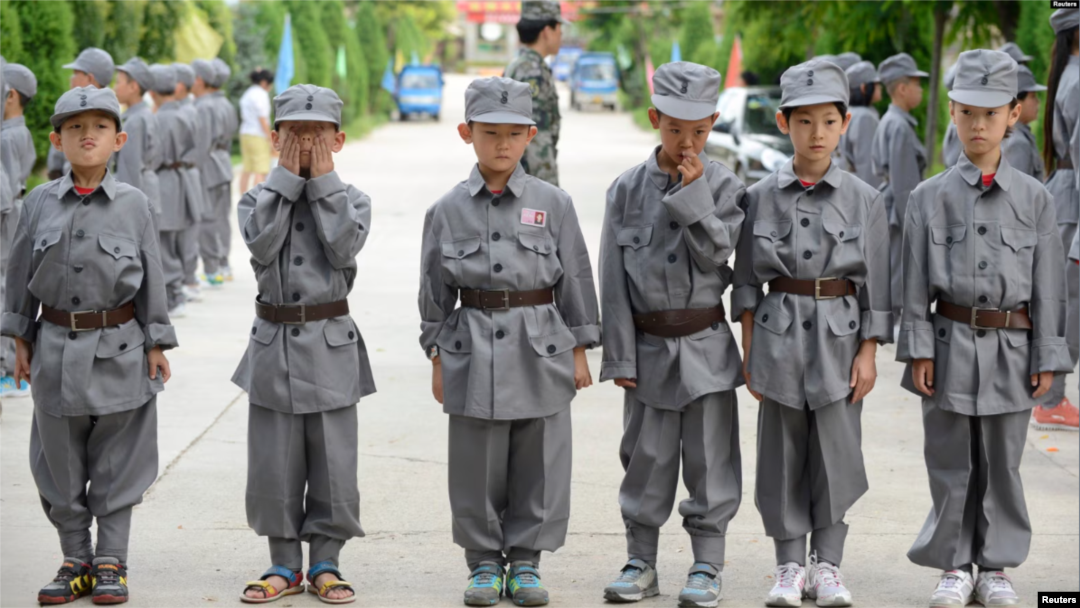 རྒྱ་ནག་ཧྲན་ཞི་རུ་སློབ་ཆུང་སློབ་མ་ཚོར་དམག་སྦྱོང་སྤྲོད་བཞིན་པ། 
