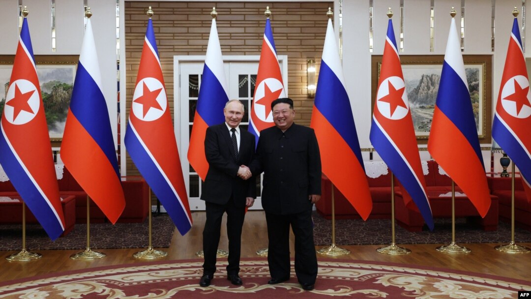 En esta fotografía distribuida por la agencia estatal rusa Sputnik, el presidente de Rusia, Vladimir Putin, estrecha la mano del líder de Corea del Norte, Kim Jong Un, durante una reunión en Pyongyang, el 19 de junio de 2024.