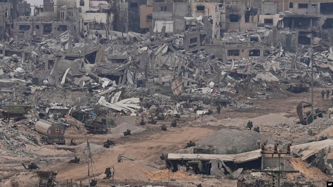 Las tropas israelíes toman posiciones en la Franja de Gaza, vistas desde el sur de Israel, el jueves 21 de diciembre de 2023. (Foto AP/Ohad Zwigenberg)