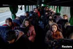 ARCHIVO: Los niños que fueron a un campamento de verano organizado por Rusia desde territorios no controlados por el gobierno y luego fueron llevados a Rusia, esperan su salida a Kiev después de regresar a través de la frontera entre Ucrania y Bielorrusia, en la región de Volyn, Ucrania, el 7 de abril de 2023. REUTERS/Valentyn Ogirenko