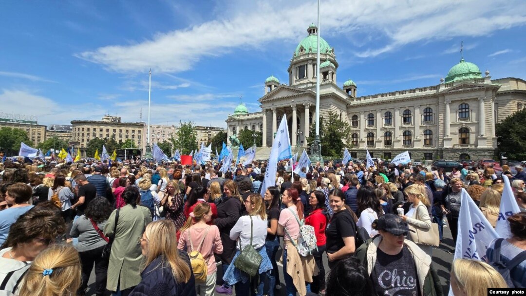 Protest Nezavisnog sindikata prosvetnih radnika Srbije na platou ispred Skupštine Srbije, zbog učestalih napada u školama, u Beogradu, 16. maja 2024. (Foto: FoNet)