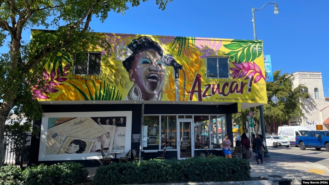 Un mural de Celia Cruz creado por la artista local Miss Lushy domina una de las esquinas de la Calle Ocho en la Pequeña Habana de Miami, el 14 de febrero de 2023. Celia Cruz, será la primera afrolatina en ser inmortalizada en una moneda estadounidense. 