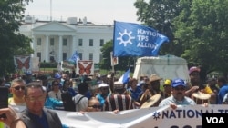ARCHIVO - Concentración de inmigrantes beneficiarios del TPS frente a la Casa Blanca, en mayo de 2023, donde pedían a la administración Biden reasignar el estatus legal y facilitar un camino a la residencia permanente.