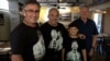 Un grupo de argentinos lucen la camiseta de Leo Messi en un restaurante de Miami minutos antes de arrancar el partido inaugural de la Copa América entre Argentina y Canadá, el 20 de junio de 2024.