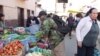 Bolivianos expresan su preocupación por el aumento de precios en la canasta básica.