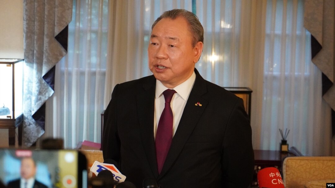 台灣駐美代表俞大㵢在華盛頓雙橡園舉辦賴清德總統就職慶祝酒會期間接受媒體採訪。 （2024年5月21日，美國之音記者李逸華拍攝）