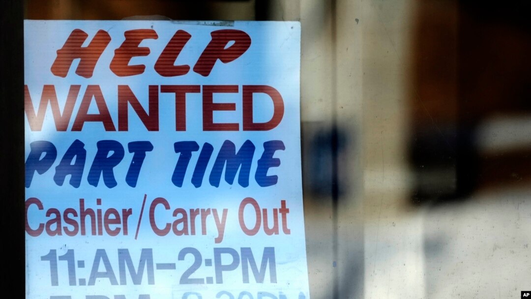 ARCHIVO - Un cartel para solicitud de empleados en un restaurante de Arlington Heights, Illinois, 30 de enero de 2023. 