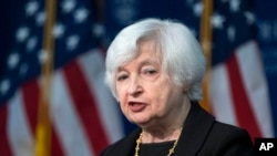 Archivo: la secretaria del Tesoro, Janet Yellen, habla en la Escuela de Estudios Internacionales Avanzados de la Universidad Johns Hopkins en Washington, D.C., el 20 de abril de 2023.