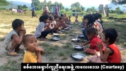 စစ်ကိုင်းတိုင်း၊ ကလေးမြို့နယ် တောင်ပိုင်းမှာ စစ်ဘေးရှောင်ဒုက္ခသည်ကလေးများ/ယခင်မှတ်တမ်းဓာတ်ပုံ။ (credit - စစ်ဘေးရှောင်ကူညီရေးအဖွဲ့ ကလေးဒေသ) 