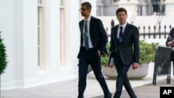 El CEO de Alphabet, Sundar Pichai, a la izquierda, y el CEO de OpenAI, Sam Altman, llegan a la Casa Blanca para una reunión con la vicepresidenta Kamala Harris sobre inteligencia artificial, el 4 de mayo de 2023 en Washington.