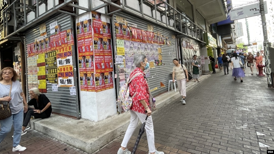 香港近年經濟疲弱零售市道不景，旺角鬧市都有不少店舖倒閉。(美國之音照片)