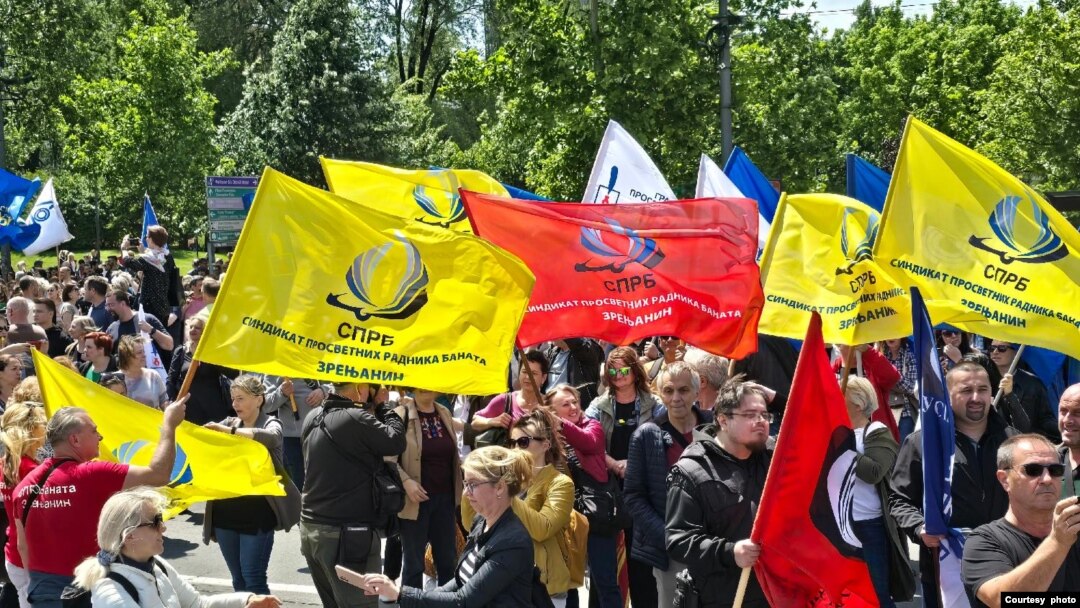 Protest Nezavisnog sindikata prosvetnih radnika Srbije na platou ispred Skupštine Srbije, zbog učestalih napada u školama, u Beogradu, 16. maja 2024. (Foto: FoNet)