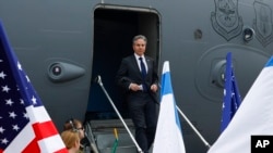 El secretario de Estado de Estados Unidos, Antony Blinken, baja del avión a su llegada a Tel Aviv, Israel, el viernes 22 de marzo de 2024. (Evelyn Hockstein/Pool Photo vía AP)