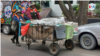 Cada día las ecorrecolectoras recorren las calles de la ciudad en busca de materia prima. [Foto cortesía de la Asociación de Ecorrecolectoras de Bolivia]