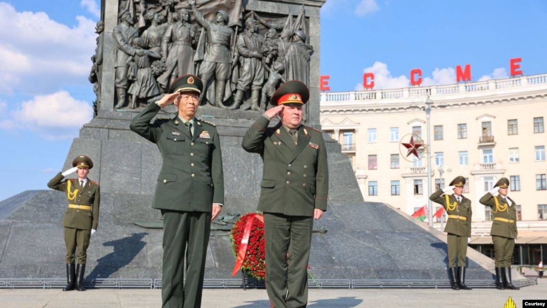中國國防部長李尚福2023年8月16日抵達白俄羅斯訪問與國防部長維克托·赫列寧（Viktor Khrenin）會談。（白俄羅斯國防部照片）