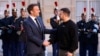 ARCHIVO - El presidente de Ucrania, Volodymyr Zelenskyy, es recibido por el presidente de Francia, Emmanuel Macron, a su llegada al palacio presidencial del Elíseo en París, el 14 de mayo de 2023.