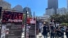 5月26日，中国民主教育基金会和人道中国在旧金山中国城花园角举办六四文献展，很多旧金山居民在看展览。（美国之音周星辰拍摄）