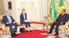 Sergueï Lavrov (G), Ministre ya mambi ya Bapaya ya ekolo Russie akutani na mokonzi ya Ekolo Congo Denis Sassou N'Guesso (D) na Oyo, 4 sanza ya sa motoba 2024. (Présidence ya Congo-Brazzaville)