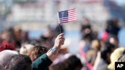 资料照片：2023年2月15日，人们在加利福尼亚州圣地亚哥举行的入籍仪式上朗读宣誓词。(美联社照片)