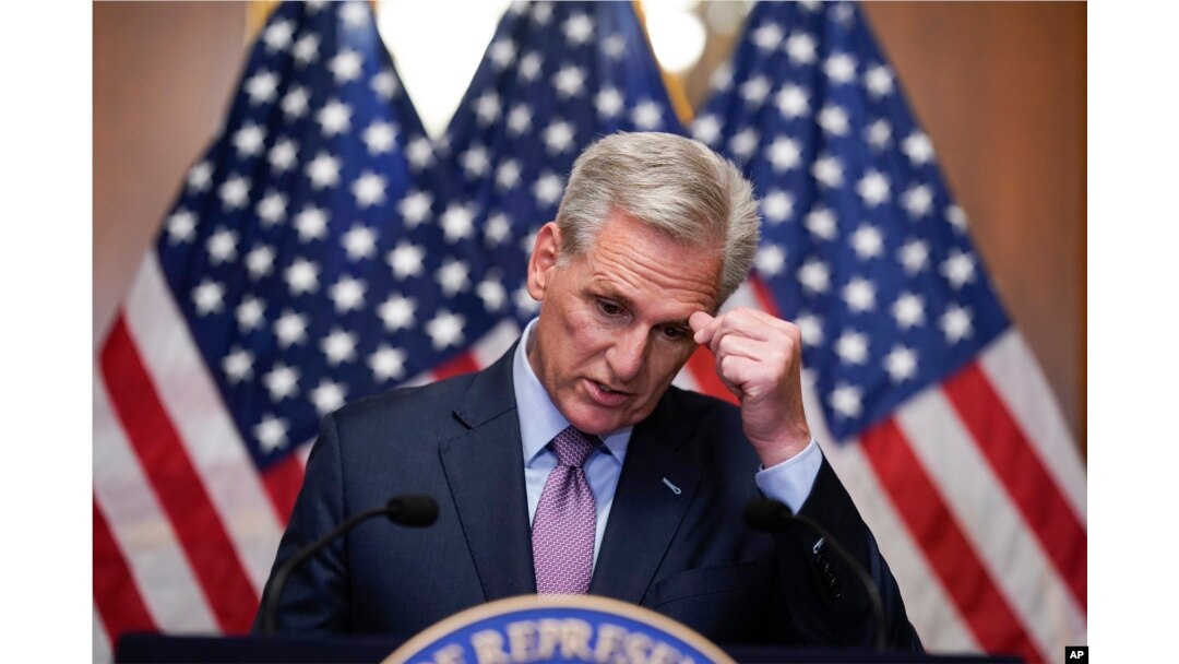 El representante Kevin McCarthy habla con los periodistas horas después de ser destituido como presidente de la Cámara de Representatnes en el Capitolio, en Washington, el 3 de octubre de 2023.