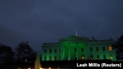 ARCHIVO - La Casa Blanca se ve iluminada con el color verde en honor al Día de San Patricio en Washington, EEUU, el 17 de marzo de 2021.
