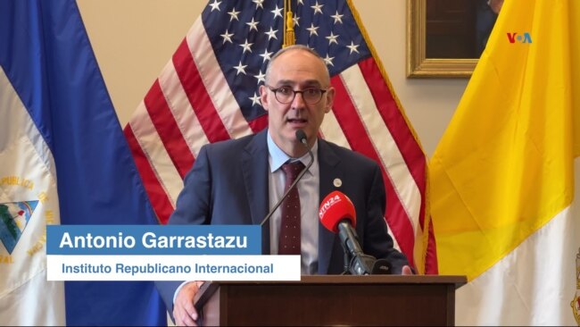 Celebran al obispo Rolando Álvarez durante premiación en Washington